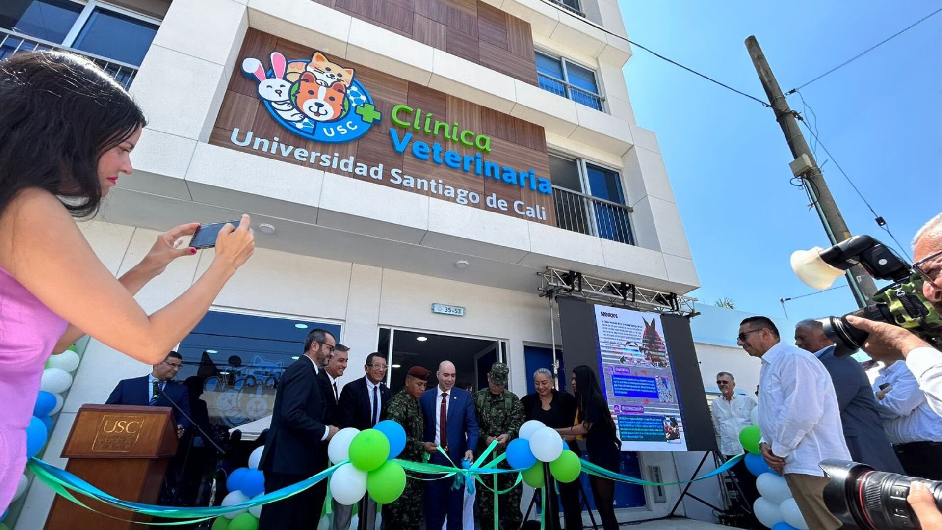 Fachada de clínica veterinaria inaugurada en Cali en homenaje al perro Wilson.