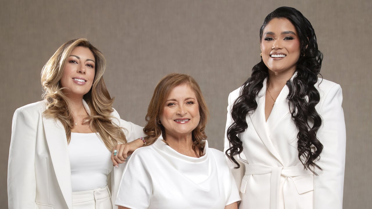 De pie: Angélica Cantillo y Elizabeth Jaraba. Sentada: Ángela María Ceballos