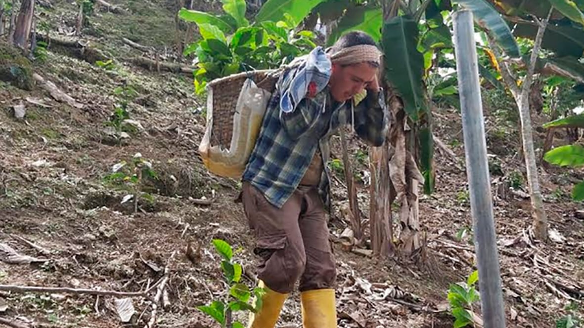La preocupación de Luis Blanco es poder cuidar a su familia y buscarle una solución pronta a su familia. La venta de su finca es la opción que ve.