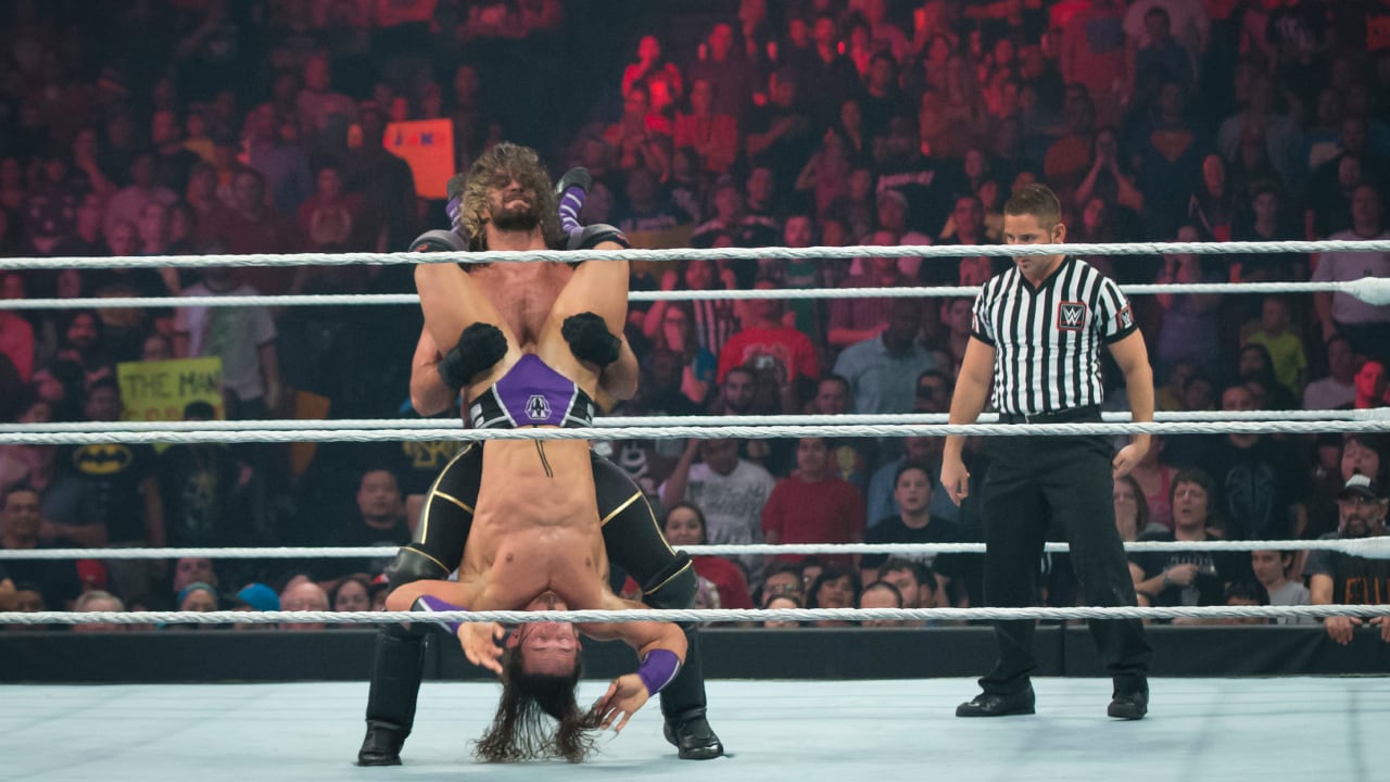 Benjamin Satterley, como 'Neville', en un combate de la WWE ante Seth Rollins.
