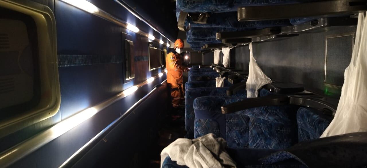 El bus se volcó a causa del accidente.