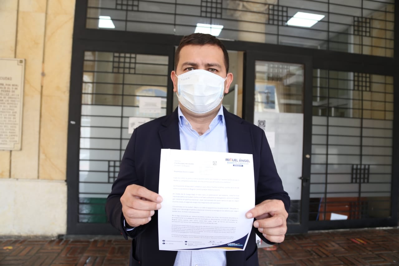 El senador Miguel Ángel Barreto tras presentar la solicitud de suspensión de la alcaldesa Claudia López