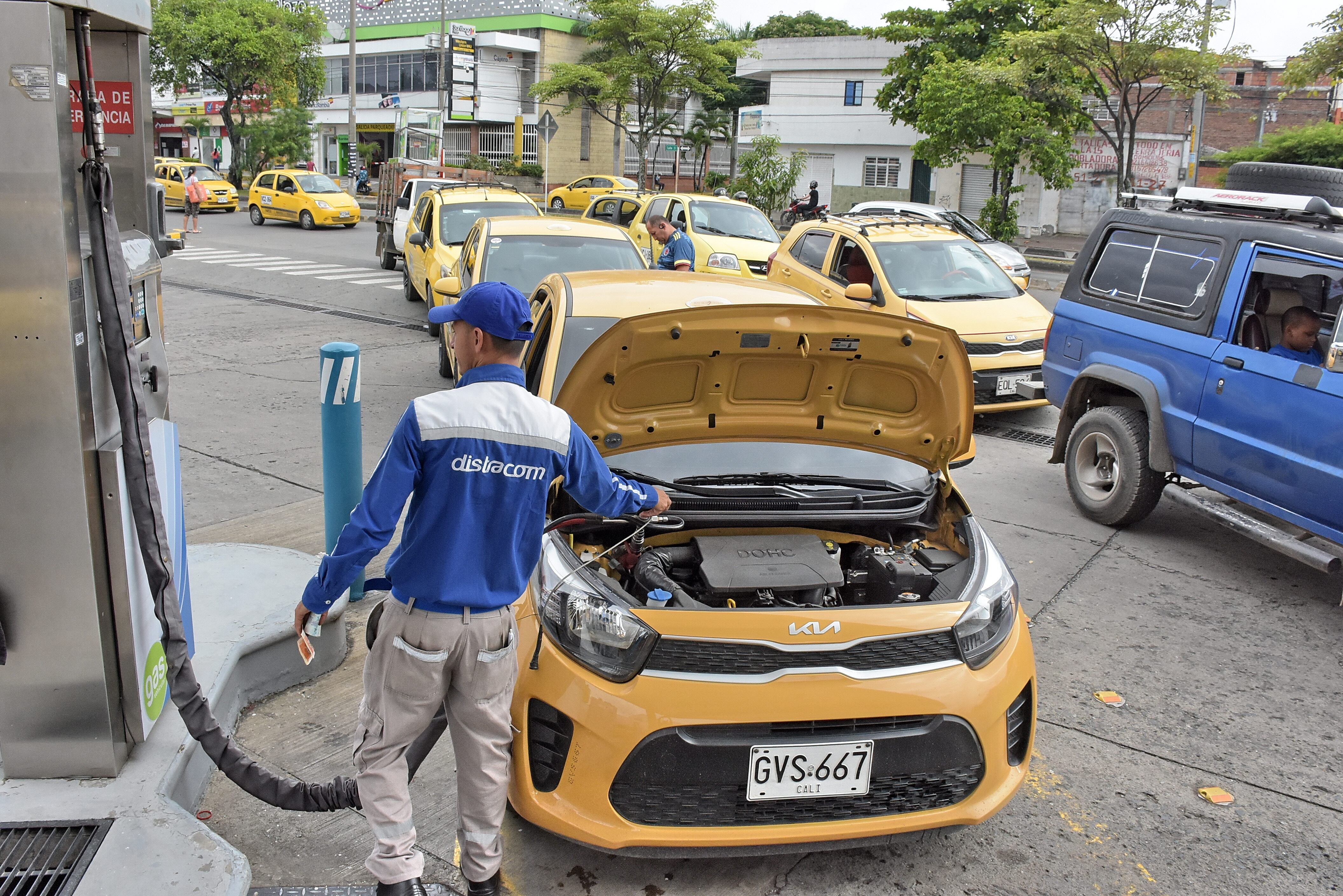 Tras el anuncio de la Empresa Gases de Occidente de la Suspensión del Servicio de Gas Domiciliario, Comercial y Vehicular, Largas filas se pueden observar en la Estación de servicio ubicada en la Cra 15 con Calle 52
