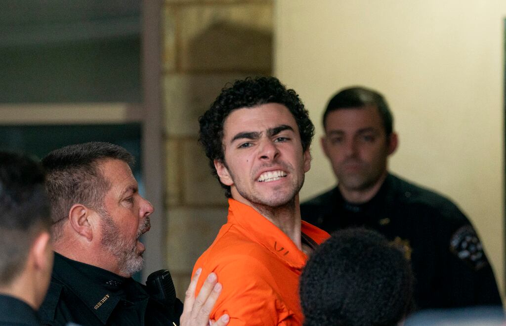 El sospechoso Luigi Mangione es llevado a la Corte del Condado Blair el martes 10 de diciembre de 2024 en Hollidaysburg, Pensilvania. (Benjamin B. Braun/Pittsburgh Post-Gazette via AP)