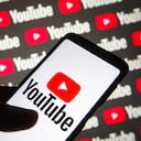 Si eres suscriptor de YouTube Premium, aprovecha su función de descarga para ver videos sin conexión directamente en la aplicación.