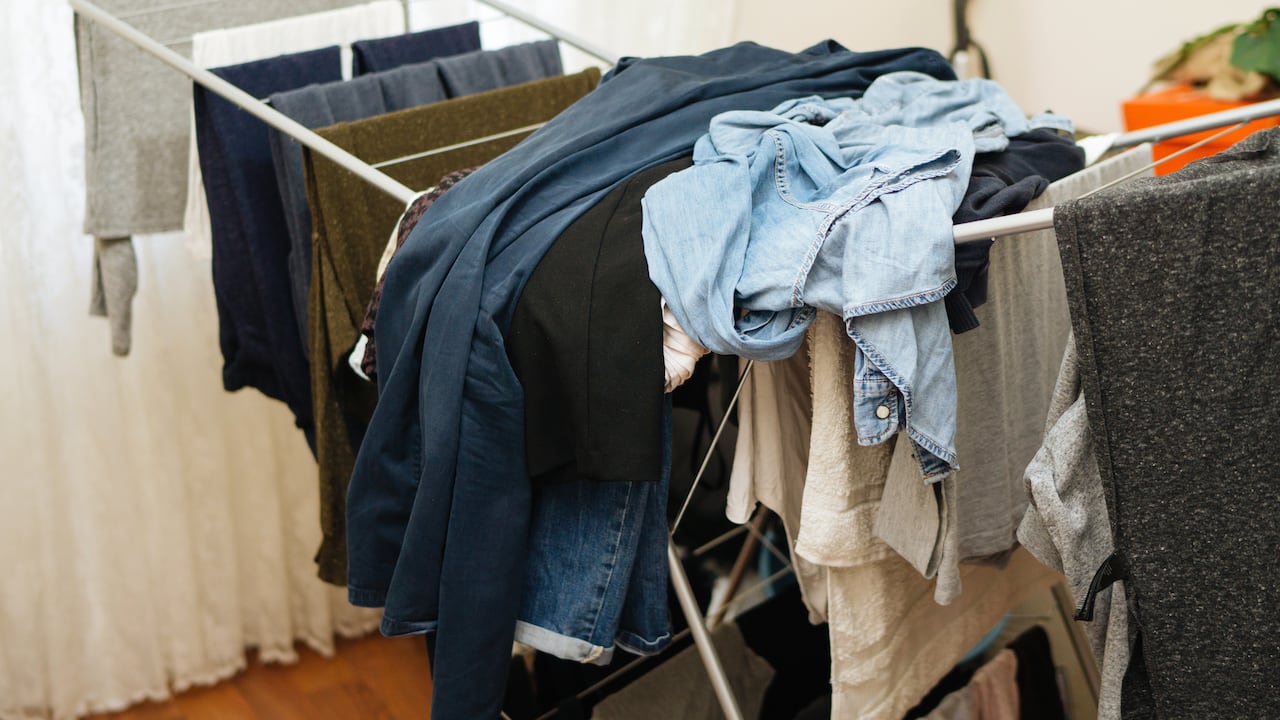 Secar la ropa en casa puede parecer un desafío, pero con las estrategias adecuadas, es posible lograr un resultado eficiente y libre de malos olores.