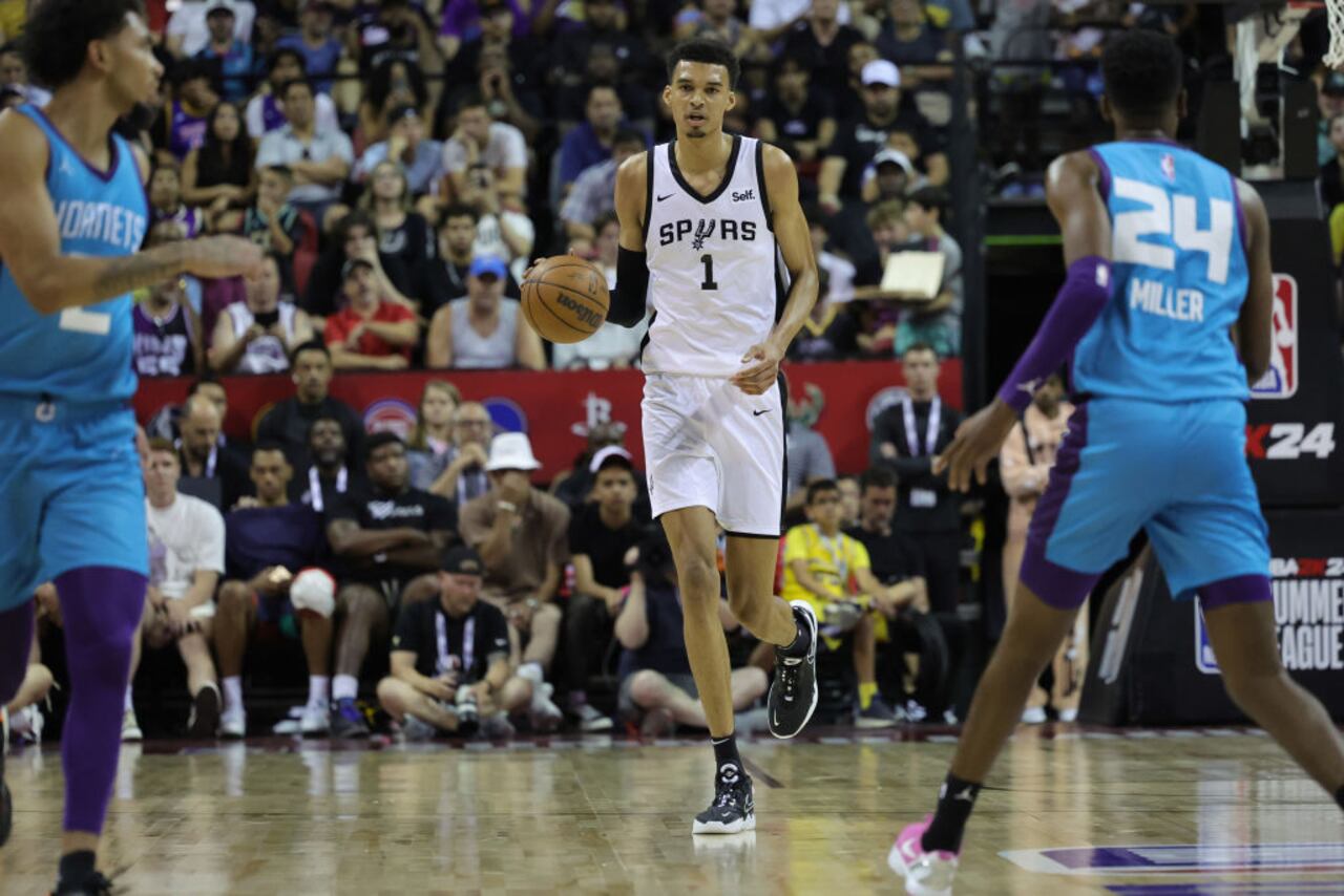 Victor Wembanyama en su debut con los San Antonio Spurs.