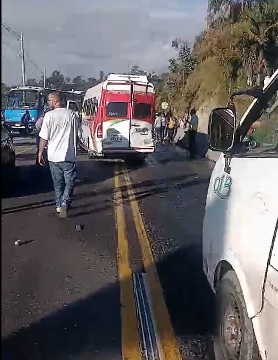 la magnitud del impacto dejó a la vía totalmente cerrada y la velocidad reducida a 5 kilómetros por hora.