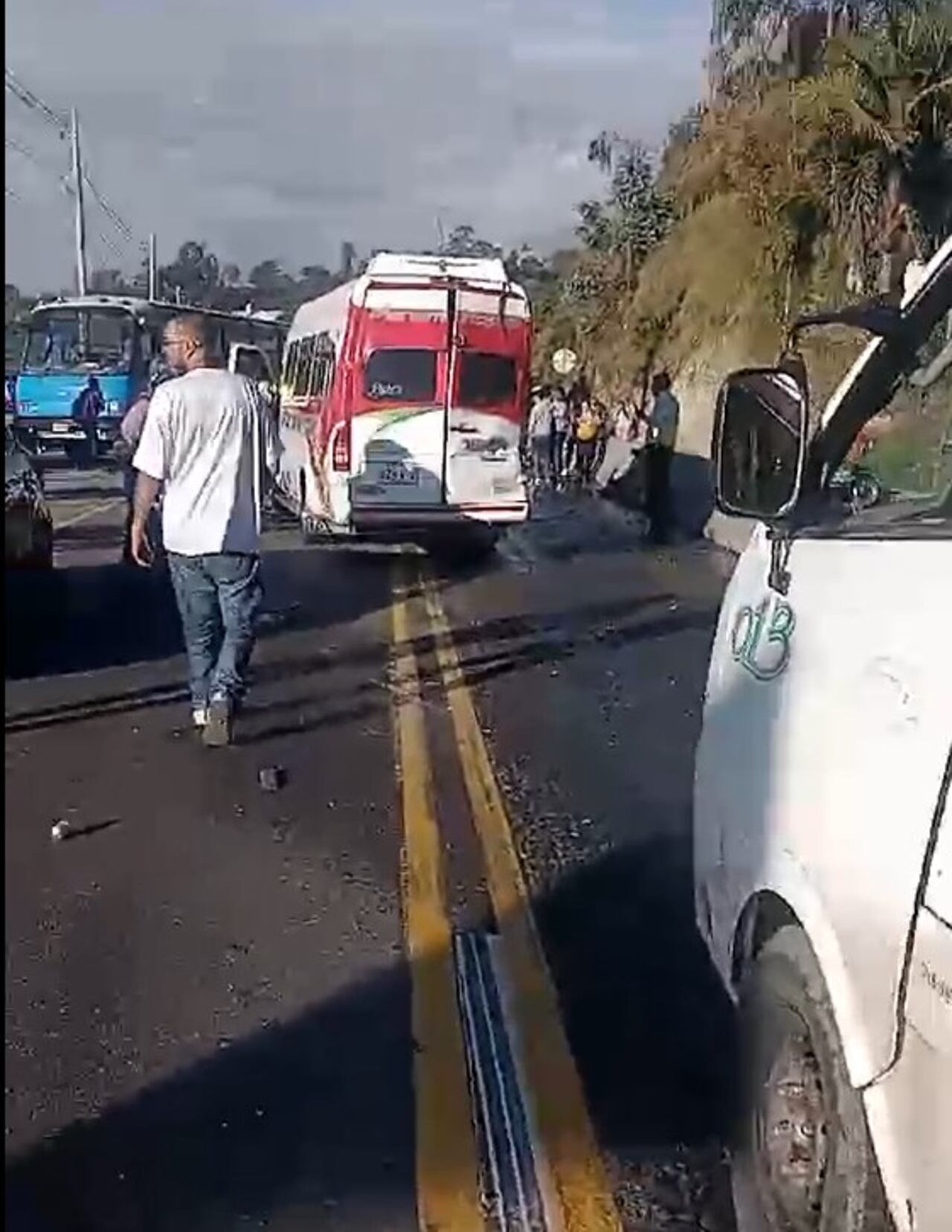 la magnitud del impacto dejó a la vía totalmente cerrada y la velocidad reducida a 5 kilómetros por hora.