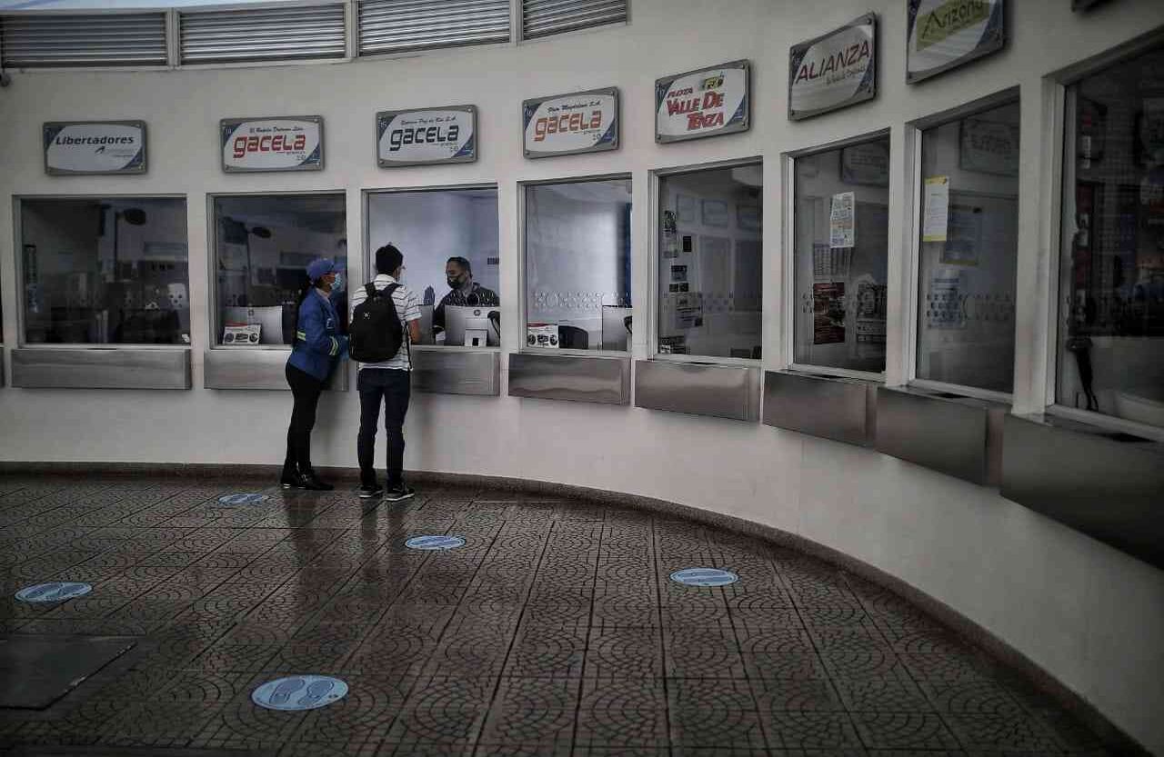 Venezolanos comprando los tiquetes para salir de Bogotá. Foto: Esteban Vega/SEMANA