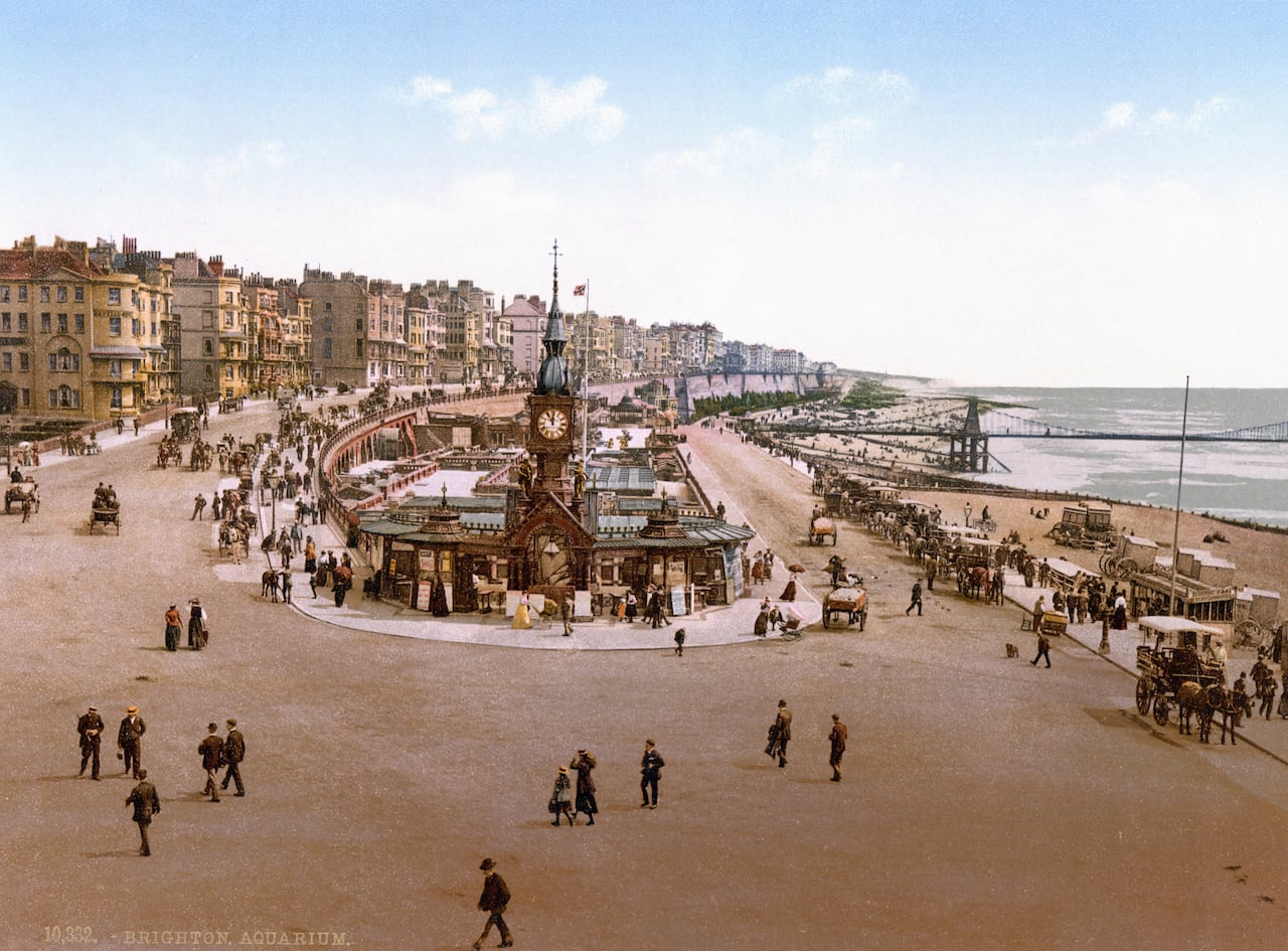 Los disturbios contra el turismo en Brighton, Reino Unido, en 1827 protestaron por la retirada de los barcos pesqueros de la costa debido a las quejas de los turistas. Detroit Publishing Co/Library of Congress/Wikipedia