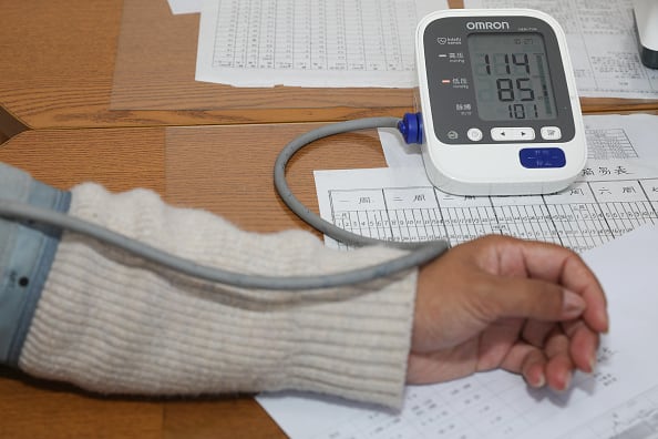 Esta se mide a través de un equipo que define dos aspectos, el primero corresponde a la denominada presión arterial sistólica que es causada por el corazón cuando este bombea la sangre fuera y el segundo a la presión arterial diastólica que ocurre cuando el corazón se relaja y se llena de sangre.  (Photo credit should read CFOTO/Future Publishing via Getty Images)