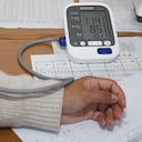 Esta se mide a través de un equipo que define dos aspectos, el primero corresponde a la denominada presión arterial sistólica que es causada por el corazón cuando este bombea la sangre fuera y el segundo a la presión arterial diastólica que ocurre cuando el corazón se relaja y se llena de sangre. (Photo credit should read CFOTO/Future Publishing via Getty Images)