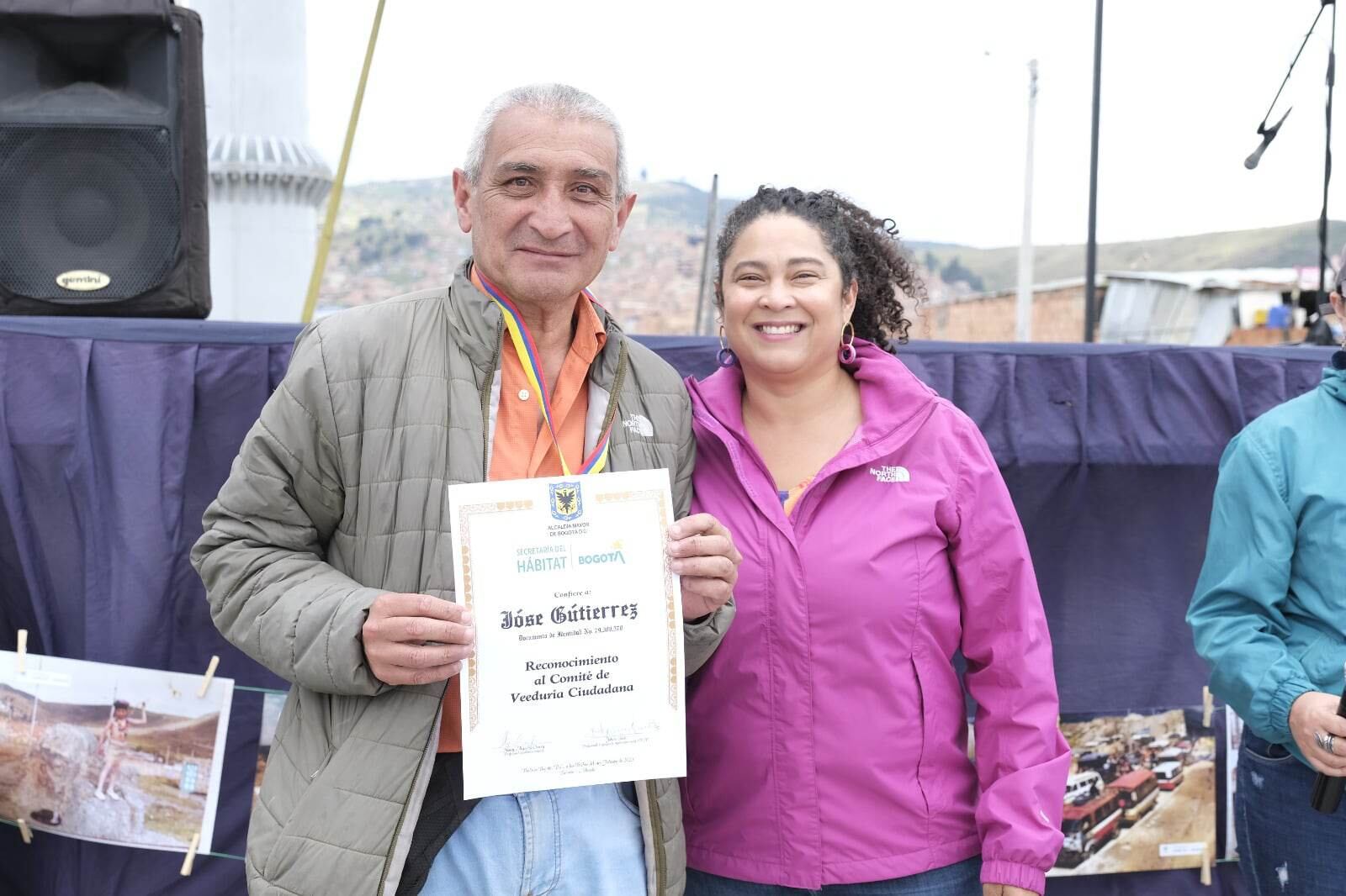 La secretaria de Hábitat, Nadya Rangel, hizo un reconocimiento a los líderes de la comunidad.