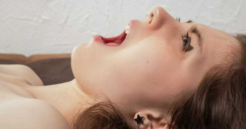 Según la Real Academia Española masturbarse es estimular los órganos genitales o las zonas erógenas con la mano o por otro medio para proporcionar goce sexual.