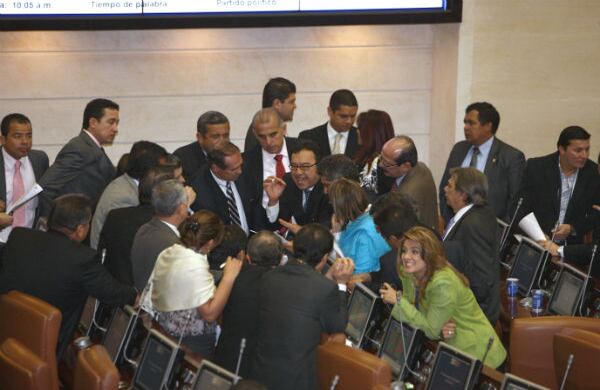 En la Cámara, Alfonso Prada (centro): "No hay nada que hacer. No se puede salvar". 