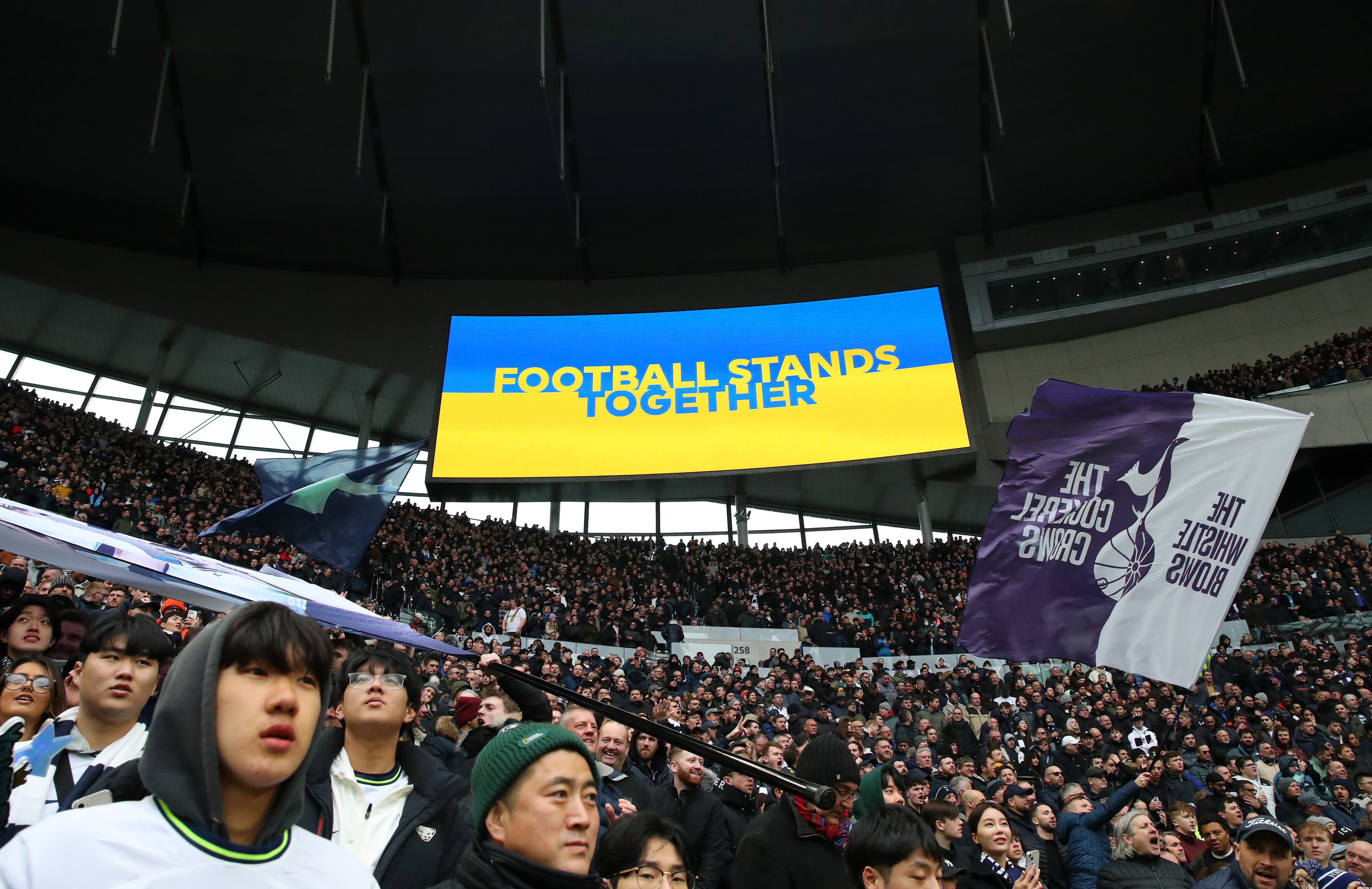 El tablero LED muestra el mensaje "Football Stands Together" en la parte superior de una bandera de Ucrania antes del partido de la Premier League entre Tottenham Hotspur y Chelsea FC en el Tottenham Hotspur Stadium el 26 de febrero de 2023 en Londres, Inglaterra.