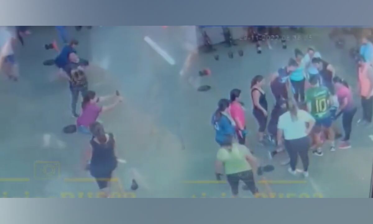 Cámaras de seguridad del lugar captaron los momentos de angustia vividos por los compañeros de entrenamiento de la mujer.