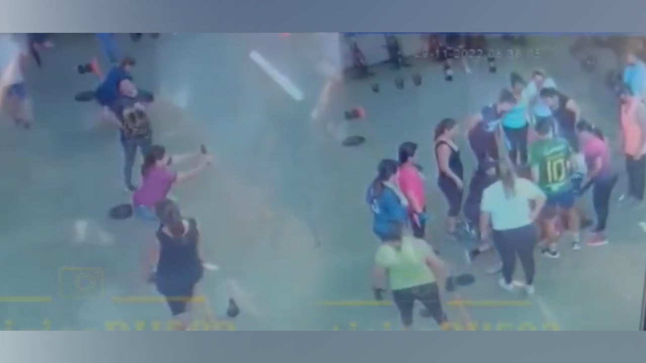 Cámaras de seguridad del lugar captaron los momentos de angustia vividos por los compañeros de entrenamiento de la mujer.