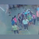 Cámaras de seguridad del lugar captaron los momentos de angustia vividos por los compañeros de entrenamiento de la mujer.