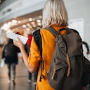 Mujer en el aeropuerto esperando para presentar su pasaporte