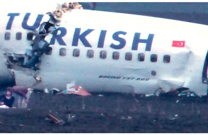 Miércoles, 25 de febrero de 2009. Aeropuerto de Amsterdam. En el vuelo operado por Turkish Airlines, viajaba 143 pasajeros. Todos sobrevivieron al impacto. AP Photo/ Andre Lugtigheid.