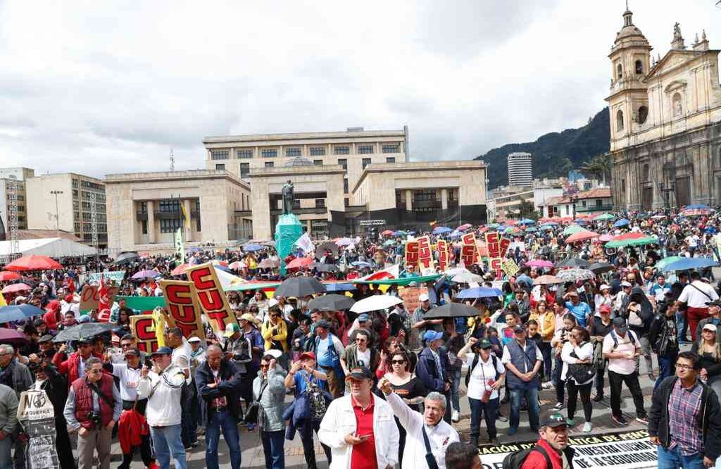 Hacia las 2 de la tarde los manifestantes empezaron a reunirse en la Plaza de Bolívar para hacer presión frente a las instituciones gubernamentales. FOTO: León Darío Peláez / Semana
