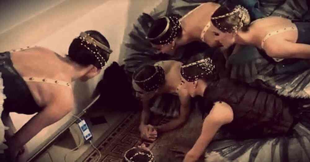 Bailarinas del Bolshoi viendo un partido del Mundial en un celular