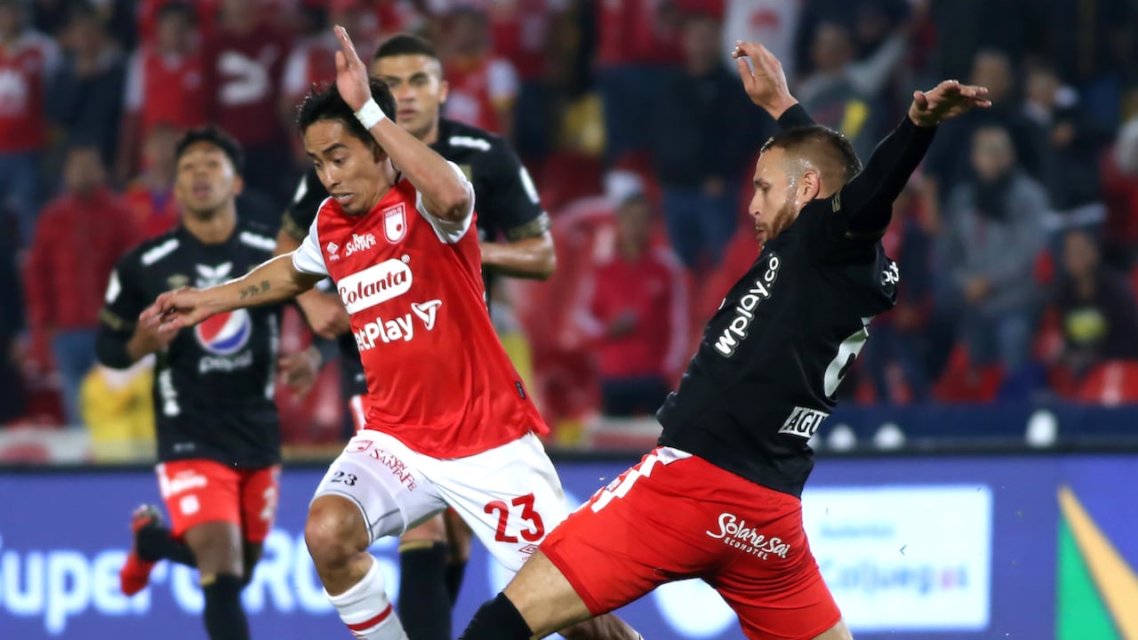 Jugadores de Independiente Santa Fe, celebran la victoria sobre America de Cali, al final de partido de la fecha 6 entre Independiente Santa Fe y America de Cali, por la Liga BetPLay DIMAYOR I 2020, en el estadio Nemesio Camacho El Campin de la ciudad de Bogota. / Players of Independiente Santa Fe, celebrate the victory to America de Cali, at the end of a match of the 6th date between Independiente Santa Fe and America de Cali, for the BetPlay DIMAYOR I Leguaje 2020 at the Nemesio Camacho El Campin Stadium in Bogota city. / Photo: VizzorImage / Luis Ramirez / Staff.