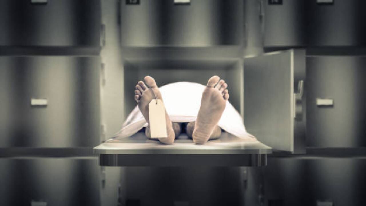 Encuentran con vida a un hombre que fue declarado muerto y pasó 7 horas en un congelador