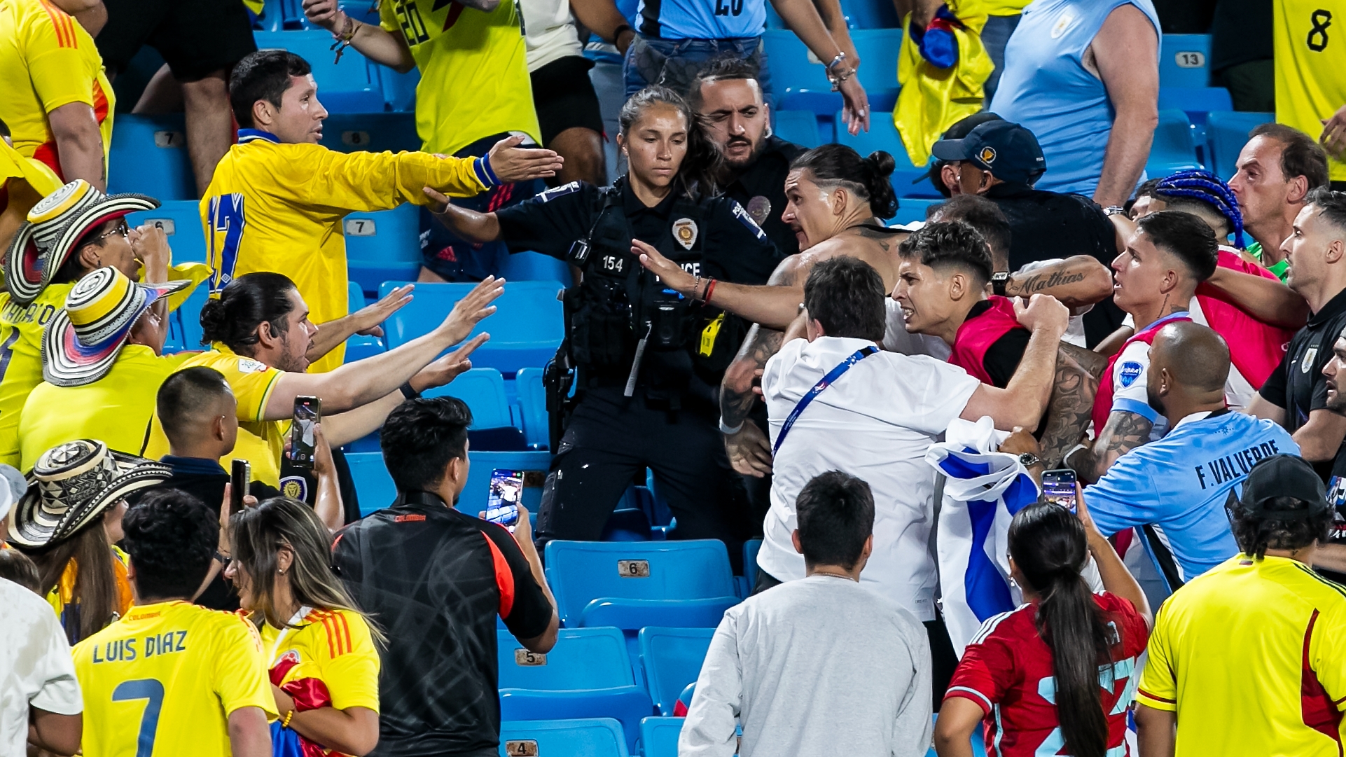 Darwin Núñez se enfrentó a golpes con hinchas de la Selección Colombia