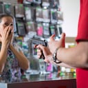 Hombre con una pistola en el supermercado.