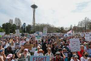 Los manifestantes portaban carteles con consignas como: "¡No es mi presidente!", "Ha llegado el fascismo", "Detengan el mal" y "Quita tus manos de nuestra Seguridad Social". (Photo by Mat Hayward / GETTY IMAGES NORTH AMERICA / Getty Images via AFP)