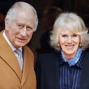 Pese a sus esfuerzos por mostrarse sencillo y cercano al pueblo británico, Carlos III no goza de la popularidad de Isabel II. Algunos columnistas de la prensa del Reino Unido dicen que el pueblo nunca le perdonó su infidelidad a Lady Di con Camila Parker.