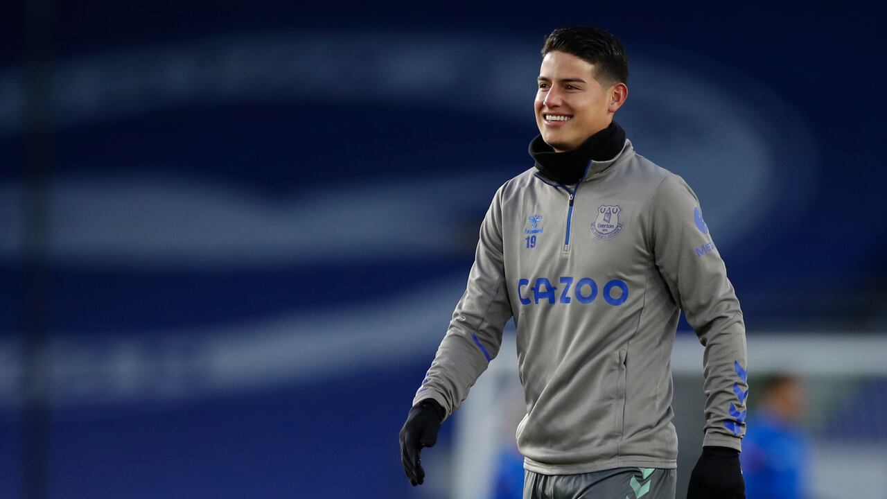 James Rodríguez del Everton se calienta antes del partido de fútbol de la Premier League inglesa entre Brighton y Everton en el Falmer Stadium en Brighton, Inglaterra, el lunes 12 de abril de 2021 (Paul Childs / Pool vía AP).