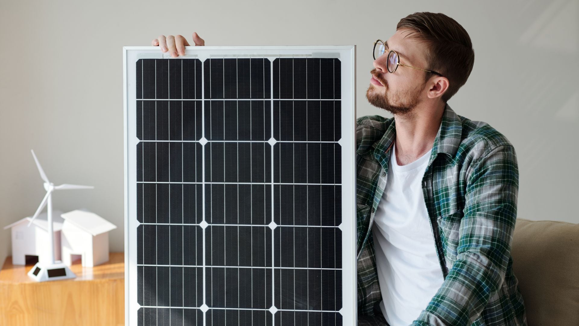 La energía solar permite cargar dispositivos de forma segura y eficiente.
