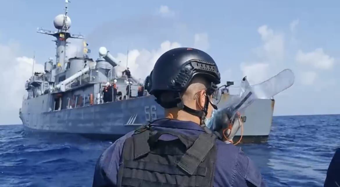 Unidades de la Armada iniciaron operaciones de búsqueda y rescate en el mar Caribe, de, al menos, 17 migrantes ilegales, quienes al parecer habrían abordado una embarcación ilegal, en la que pretendían llegar a Centroamérica.