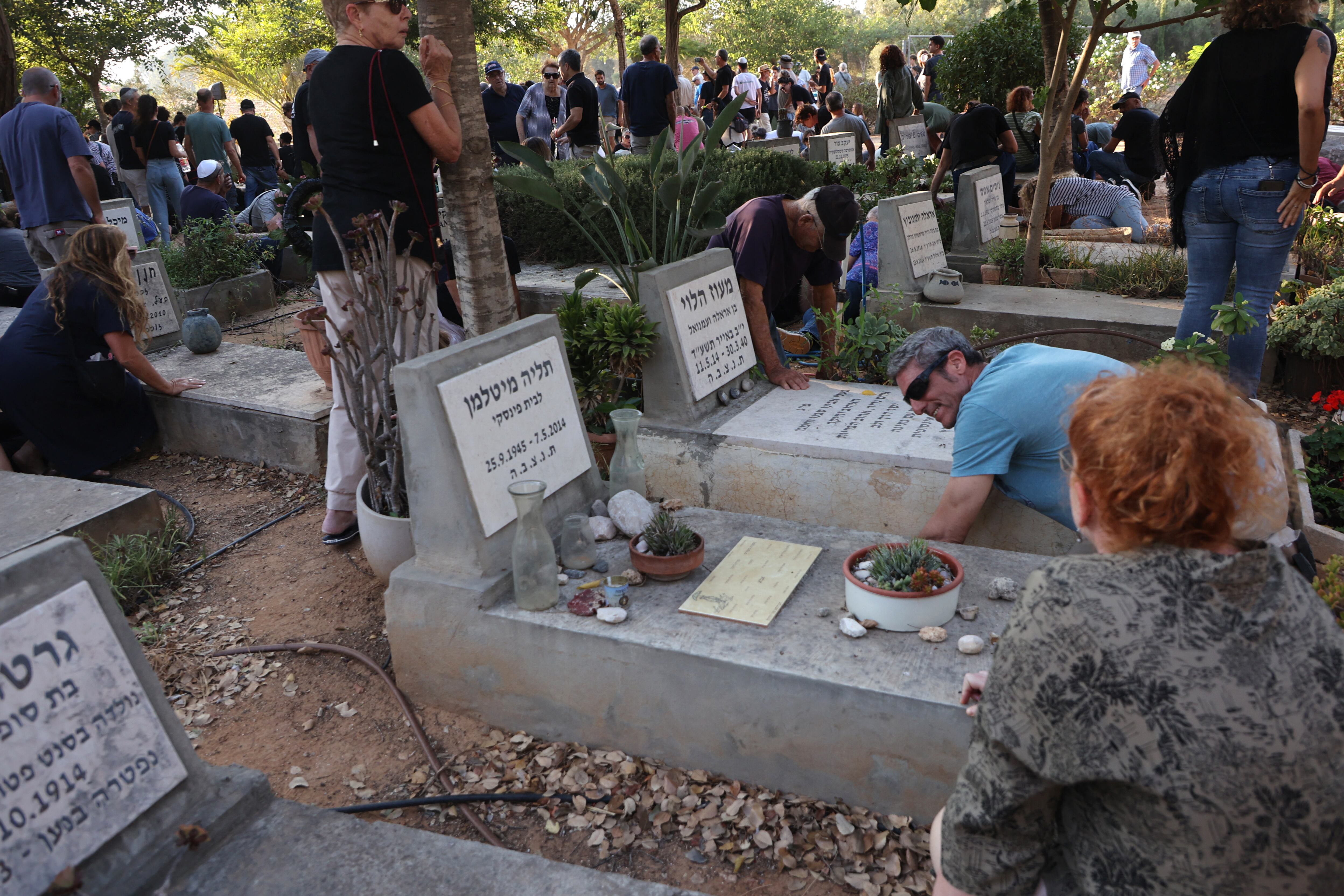 Pacifista entierra a su hijo.