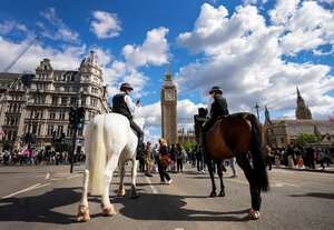 La policía a caballo vigila el perímetro cerca del Palacio de Westminster en Londres, el viernes 16 de septiembre de 2022. (Nathan Denette /The Canadian Press via AP)