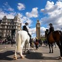 La policía a caballo vigila el perímetro cerca del Palacio de Westminster en Londres, el viernes 16 de septiembre de 2022. (Nathan Denette /The Canadian Press via AP)
