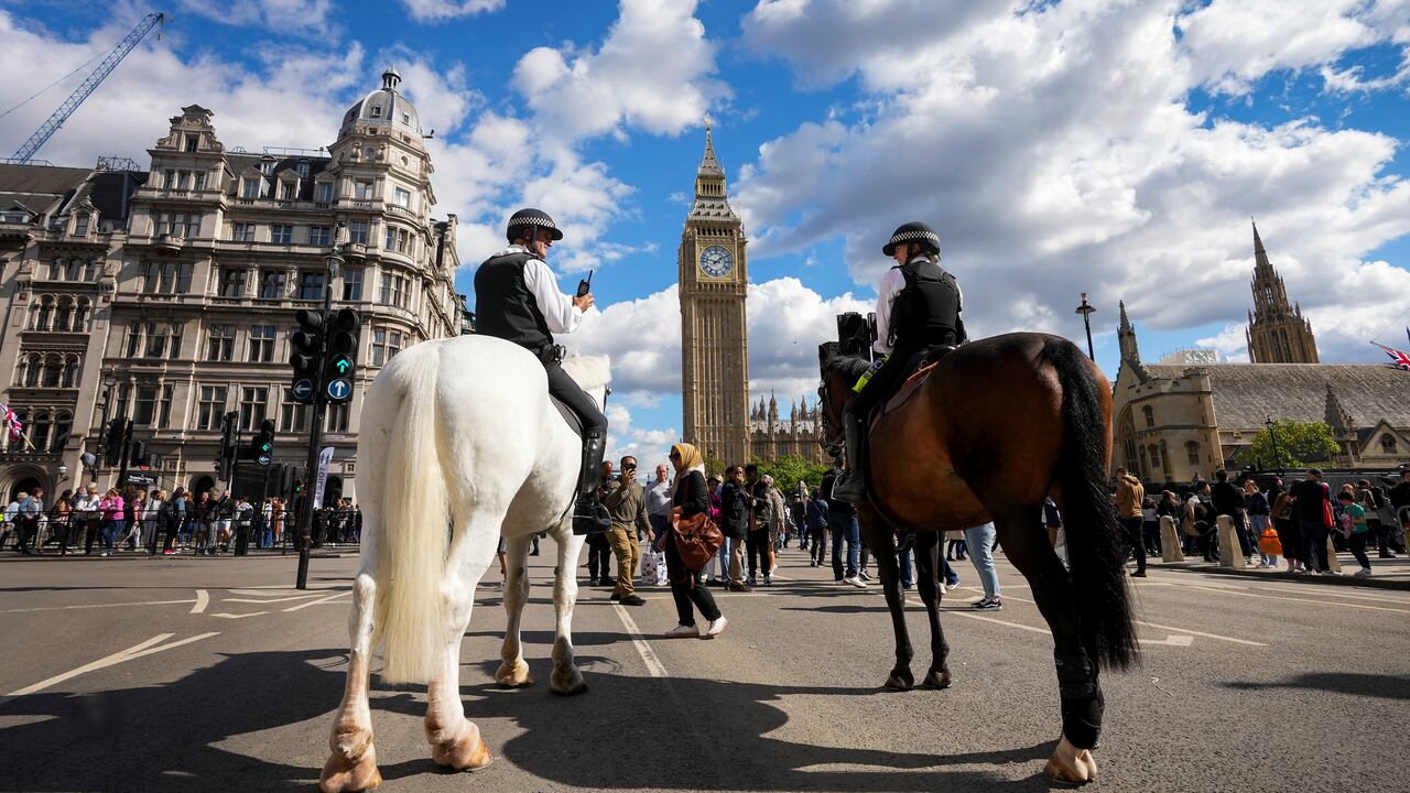 La policía a caballo vigila el perímetro cerca del Palacio de Westminster en Londres, el viernes 16 de septiembre de 2022. (Nathan Denette /The Canadian Press via AP).