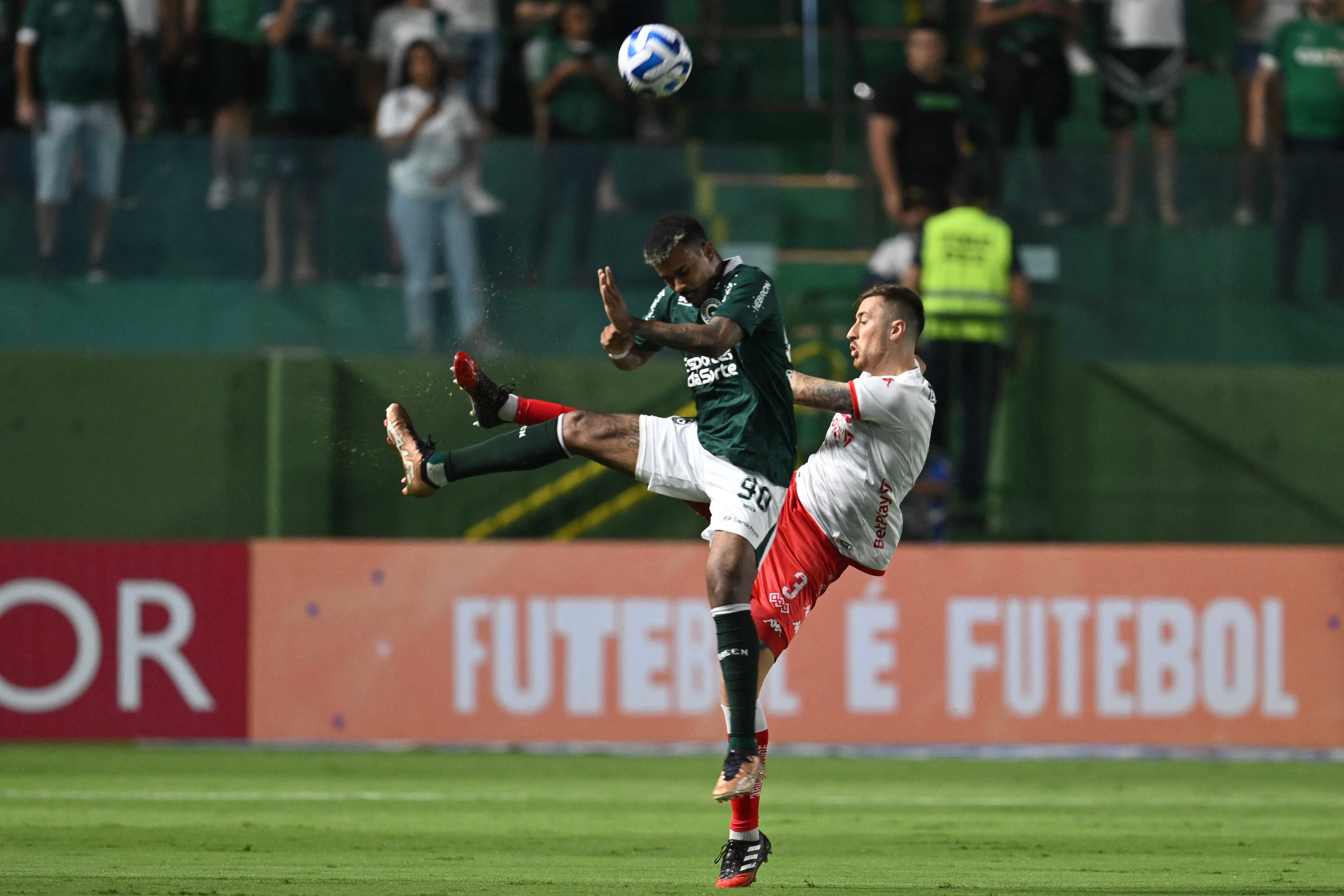 El defensa uruguayo es baluarte de la zaga en Santa Fe.