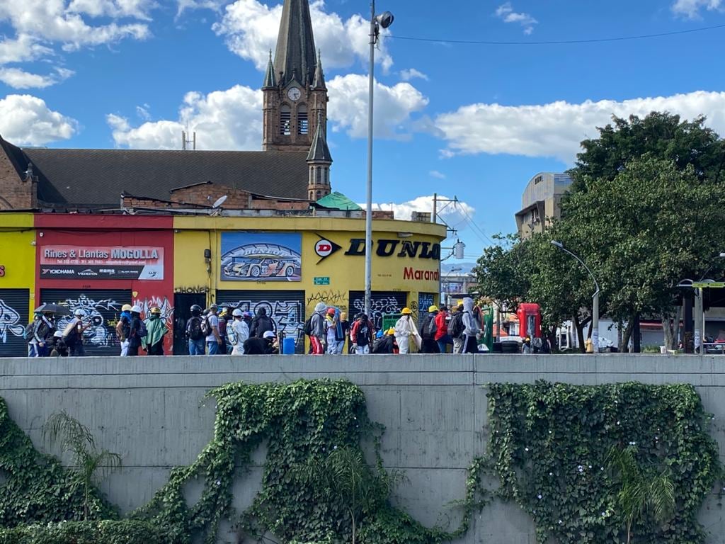 Enfrentamientos entre la primera línea y hombres del Esmad, cerca a Barrio Triste, en Medellín.