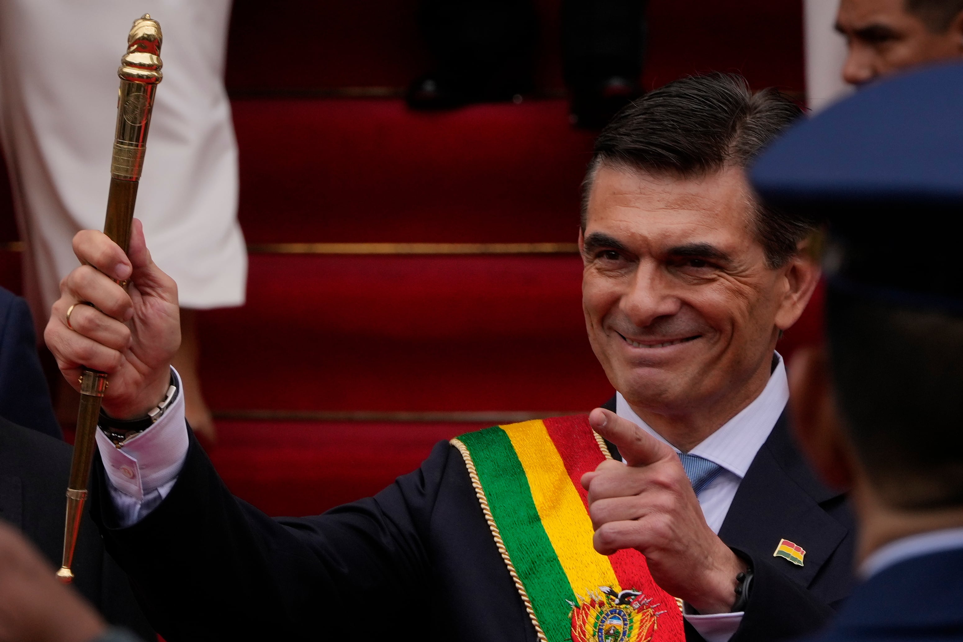 El presidente Rodrigo Paz sostiene el bastón presidencial tras su ceremonia de investidura en La Paz, Bolivia, el sábado 8 de noviembre de 2025.