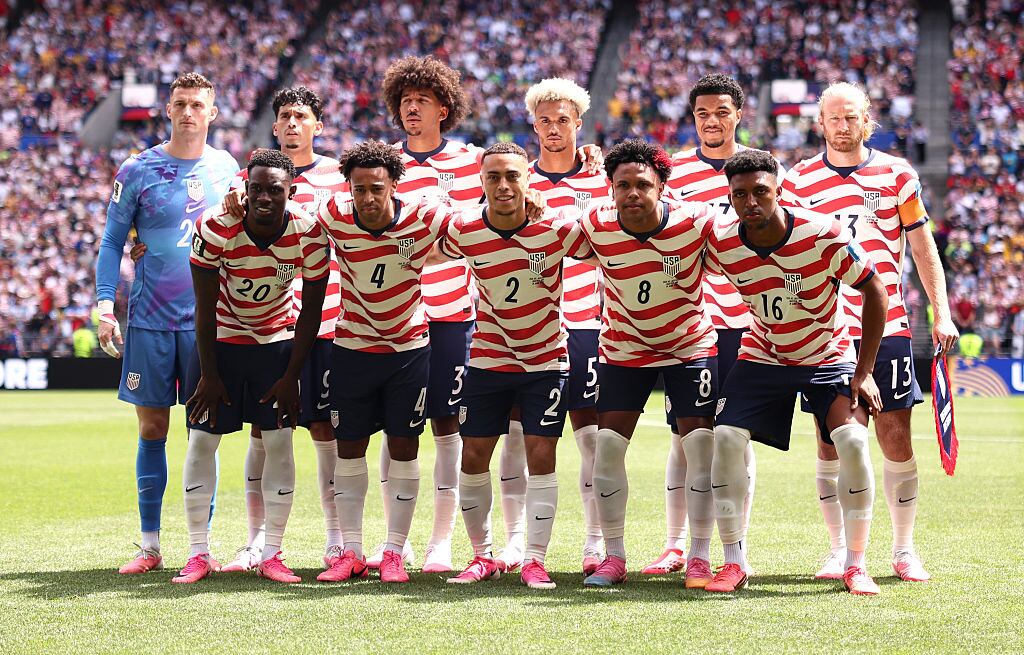 Jugadores de la Selección de Estados Unidos recibieron apoyo de perros rescatados.