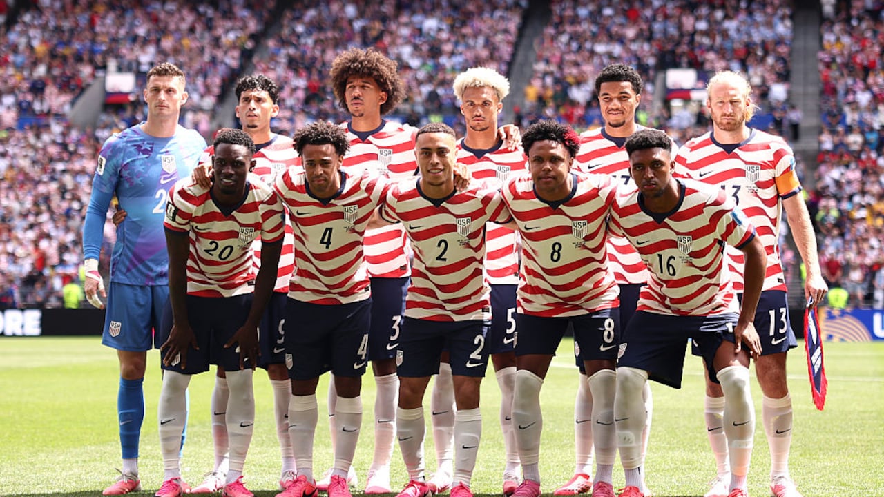 Jugadores de la Selección de Estados Unidos recibieron apoyo de perros rescatados.