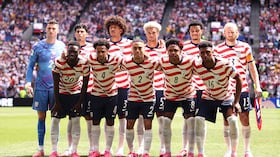 Jugadores de la Selección de Estados Unidos recibieron apoyo de perros rescatados.