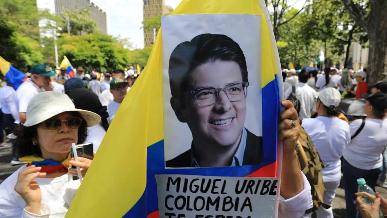 Una mujer sostiene una bandera nacional durante la llamada 'Marcha del Silencio' para mostrar apoyo a la salud del senador Miguel Uribe Turbay y pedir la paz para el país, en Medellín, Colombia, el 15 de junio de 2025