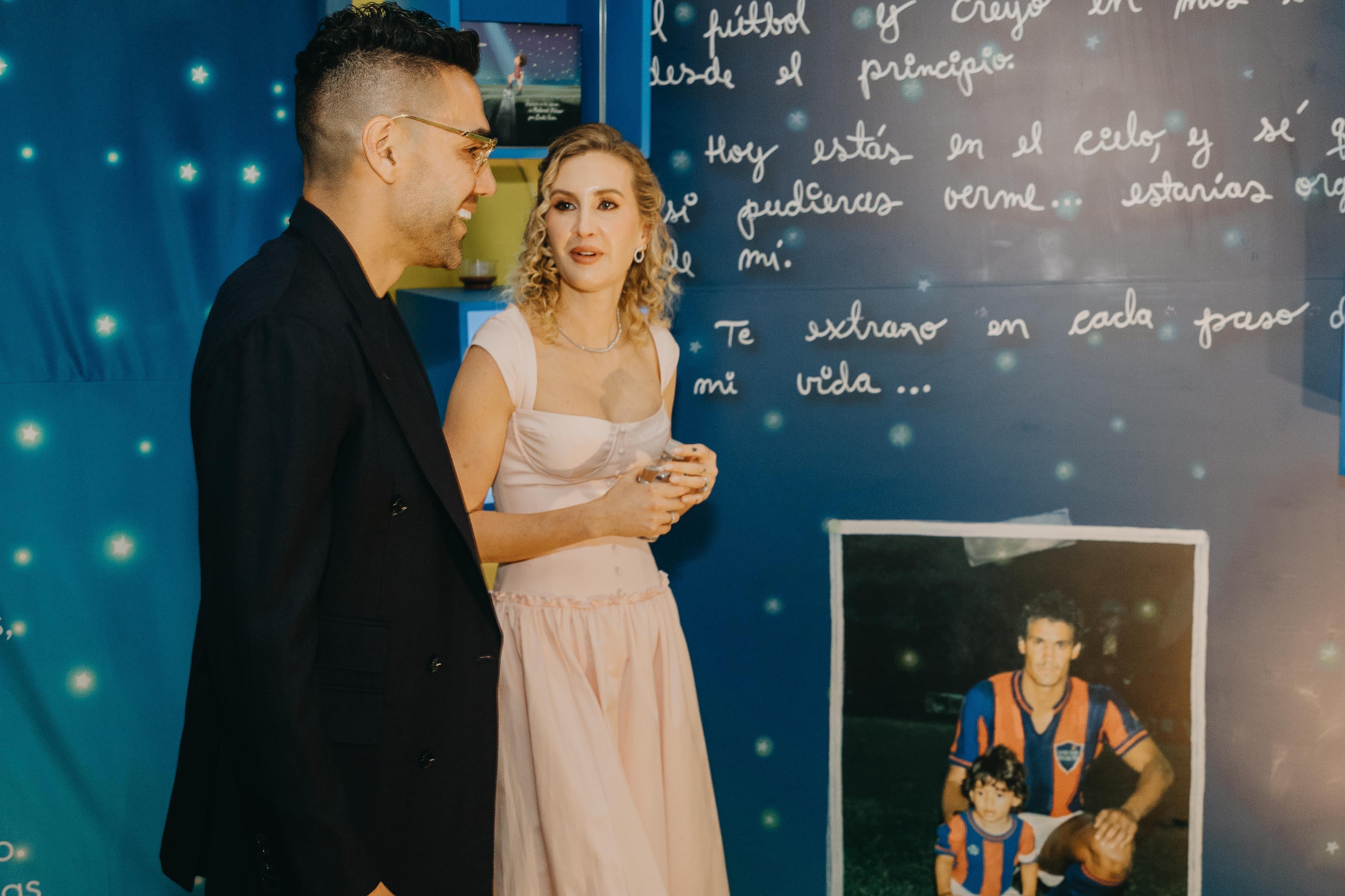 Lorelei Tarón y Radamel Falcao presentaron la serie de cuentos infantiles ‘El niño que quería ser futbolista’.