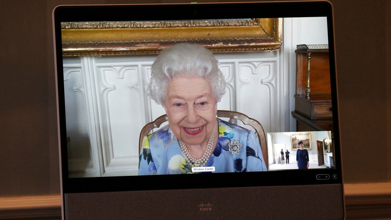 La casa real expidio esta imagen en que se ve a Isabel durante el recibimiento de credenciales a la embajadora de Lituania.